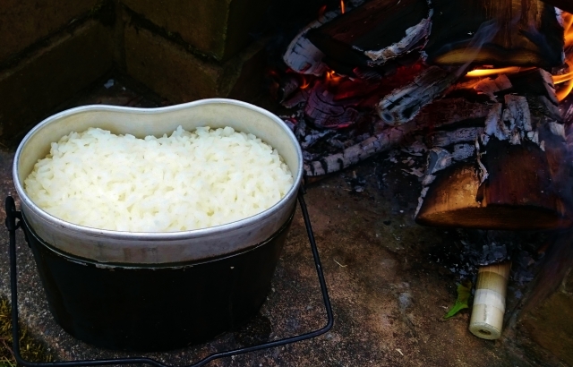 飯盒炊飯の炊き方をご紹介 炭火でご飯がふっくら美味しく キャンピーポー