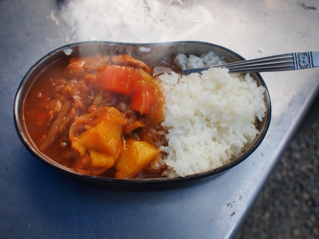 キャンプで飯盒炊飯 合わせて食べたいカレーの作り方 キャンピーポー