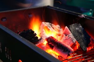 バーベキューの食材のおいしさを左右する！炭の火起こし方法