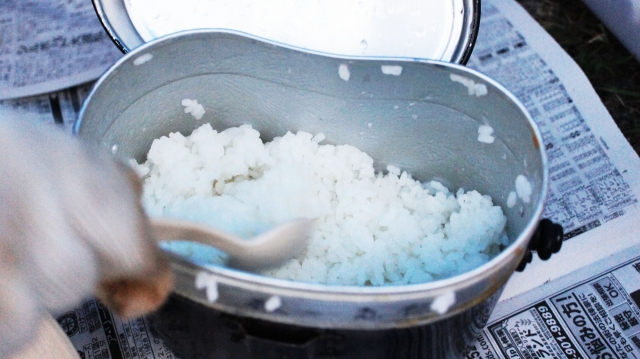 ユニフレームのライスクッカーで作ろう！野外での米の炊き方